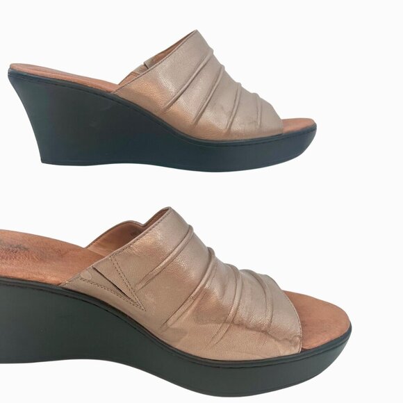 CLARKS ARTISAN METALLIC MUTED GOLD LEATHER WEDGE SANDALS - 11 - Picture 5 of 12